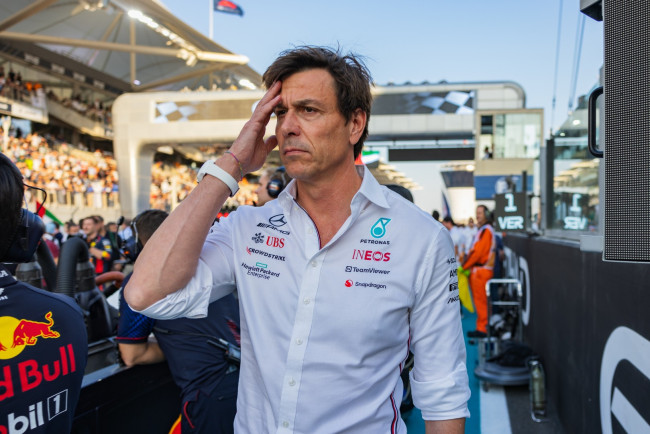 Toto Wolff avait des sentiments mitigés lorsqu'il a reçu le trophée après la victoire d'Antonelli à Monaco