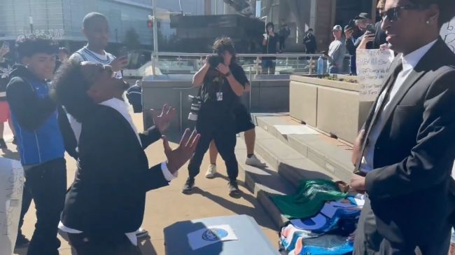 Les fans des Dallas Mavericks ont apporté un cercueil au stade pour protester contre l'échange de Luka Dončić.