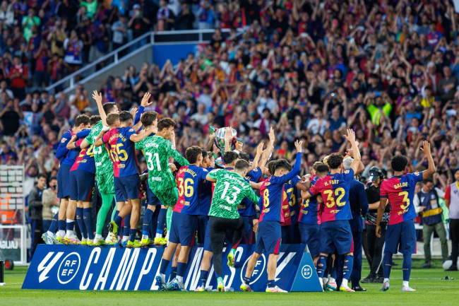 Le FC Barcelone remporte un titre de champion consécutif grâce à sa victoire 2-0 dans el Clásico.