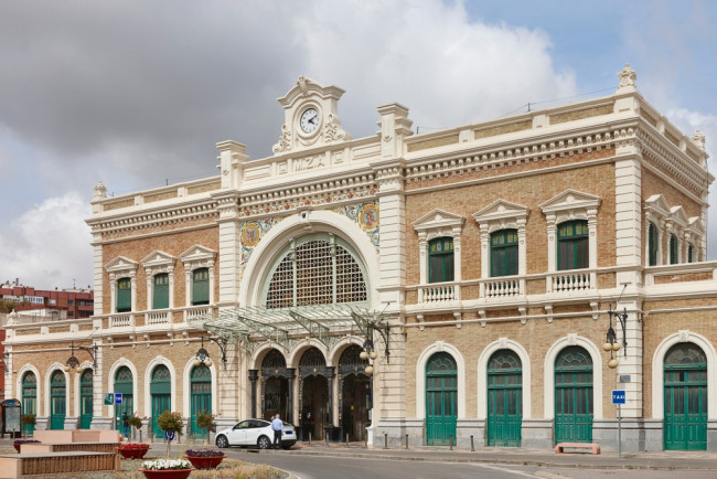 Un train de banlieue heurte une grue dans le sud-est de l'Espagne, des blessés légers sont signalés