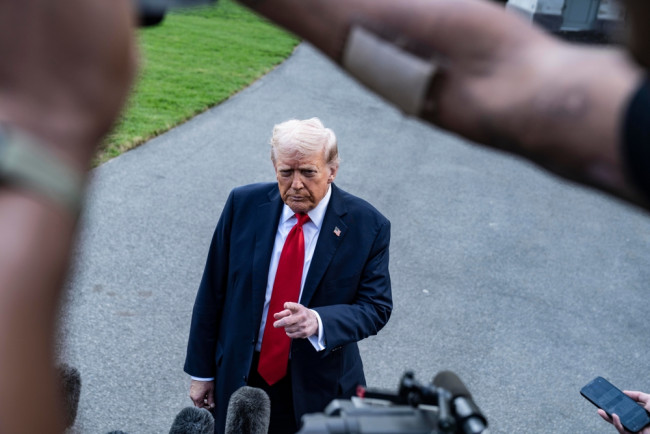 Les nouveaux droits de douane mondiaux de 10 % imposés par Trump entrent en vigueur.
