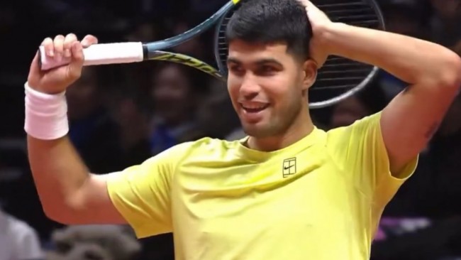 Carlos Alcaraz remporte son premier duel de l'année avec Jannik Sinner en Corée du Sud.