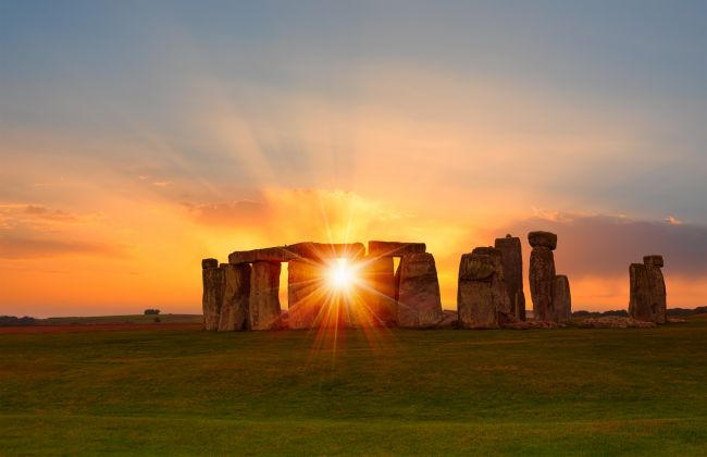 Les archéologues pensent avoir découvert une version plus ancienne de Stonehenge à trois miles du site actuel