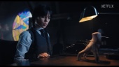 Wednesday Addams vs. Thing - Clip officiel