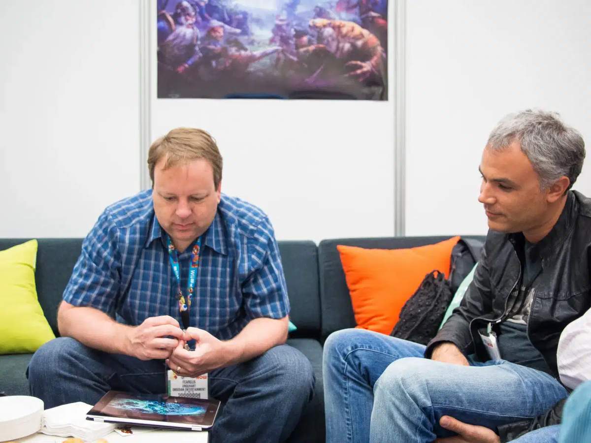 Feargus Urquhart et Sergey Orlovsky assis sur un canapé à l'E3 2013.