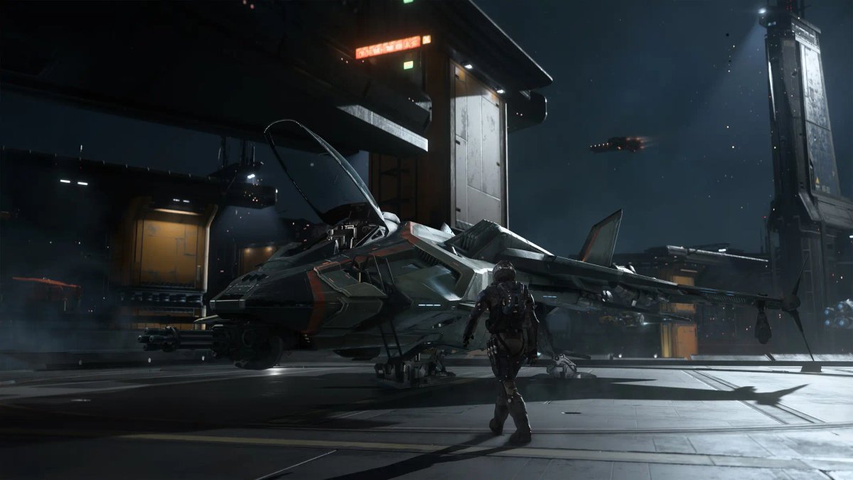 Un pilote debout à côté d'un chasseur stellaire gris et élancé sur le pont d'un hangar de station spatiale futuriste dans Squadron 42.