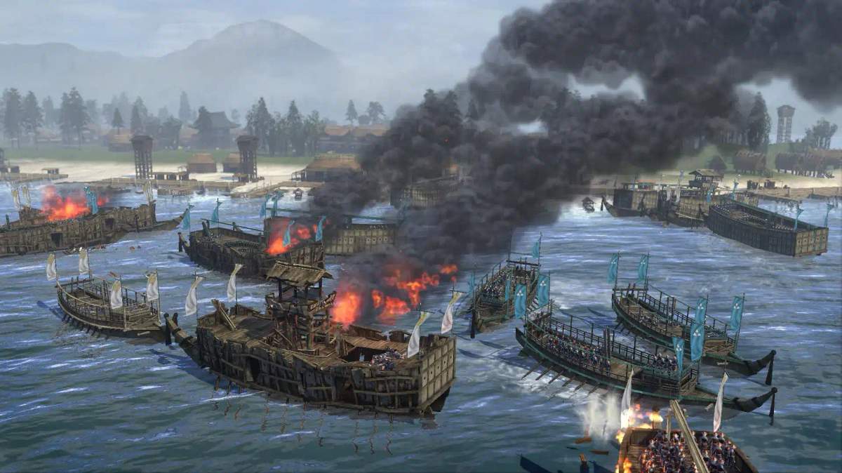 Une bataille navale dans Total War: Shogun 2 montrant des navires en feu et des soldats dans un décor côtier.