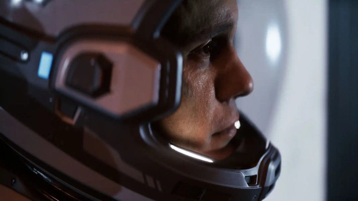 Un gros plan d'un personnage portant un casque spatial futuriste dans Directive 8020.